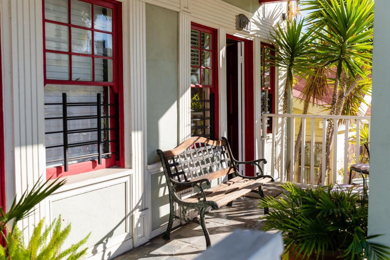 Hollywood Hills Suites Apartment *