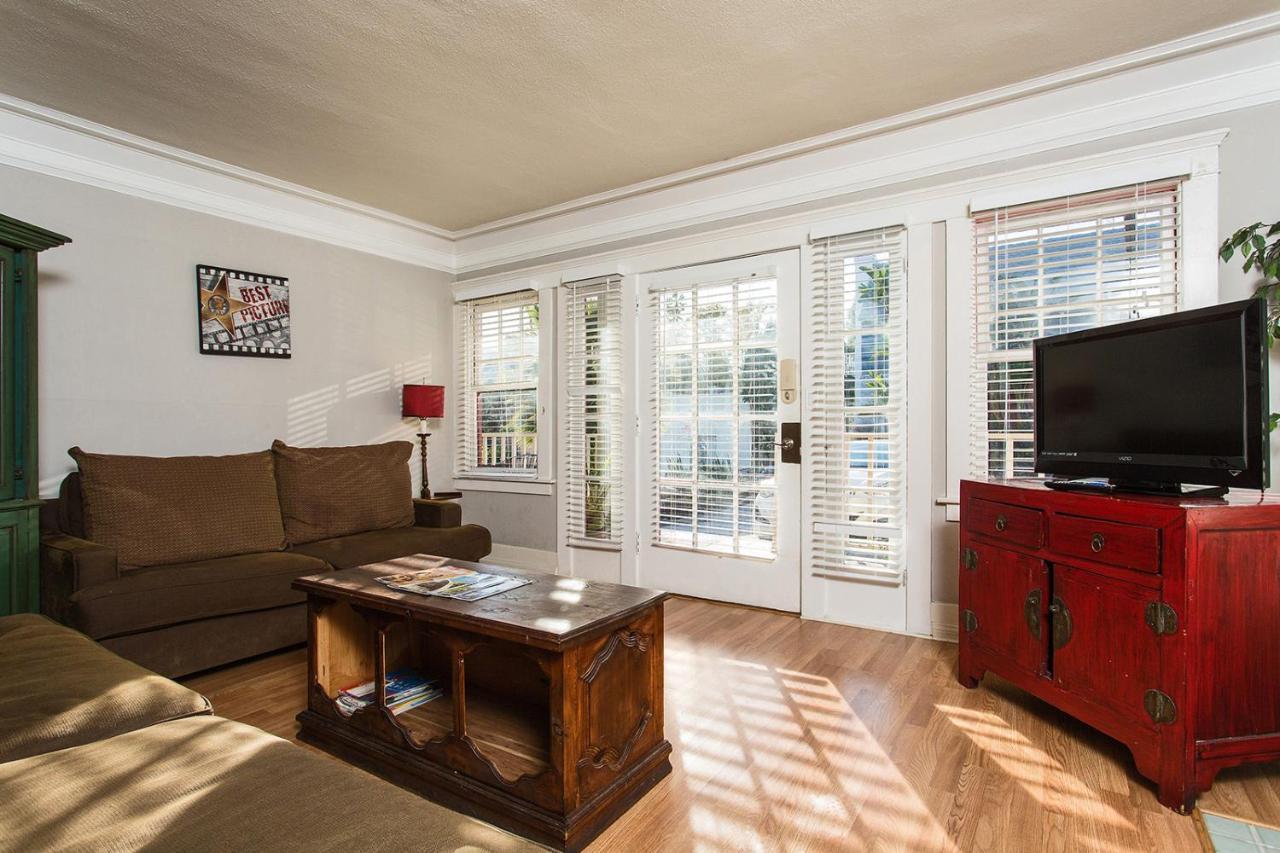 Apartment Hollywood Hills Suites