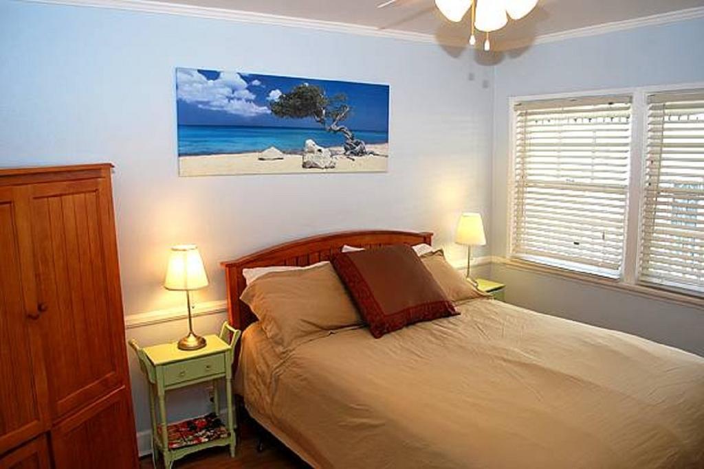 Hollywood Hills Suites Apartment