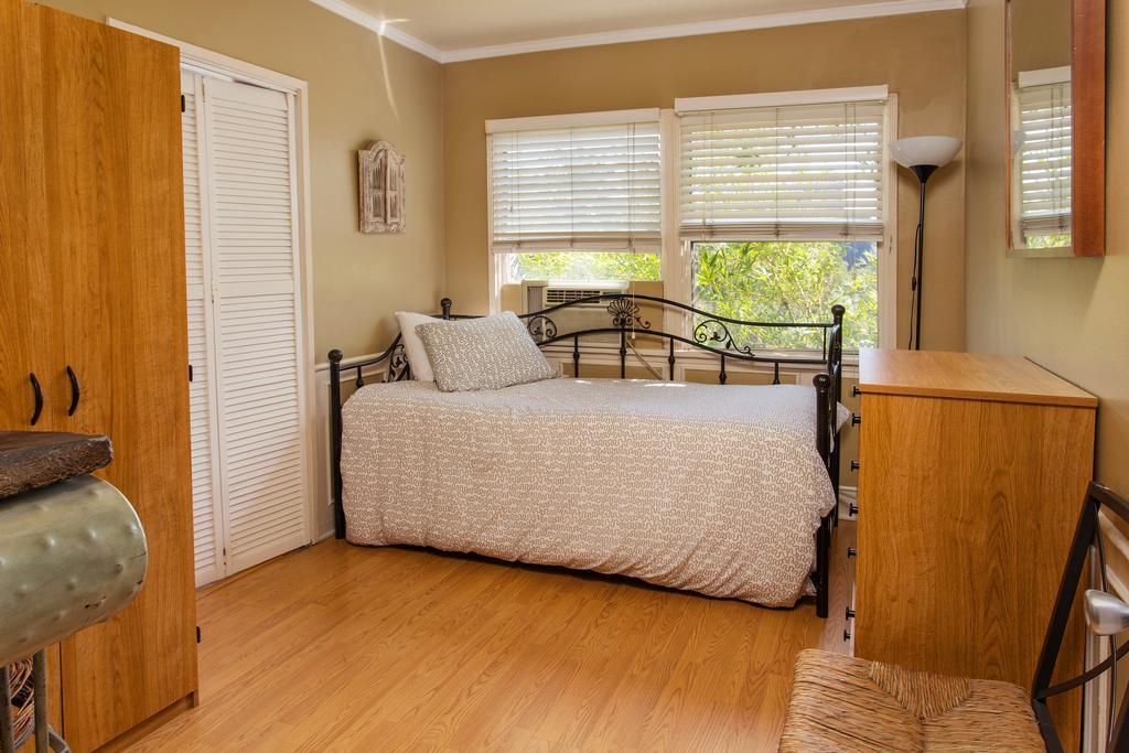 Hollywood Hills Suites *