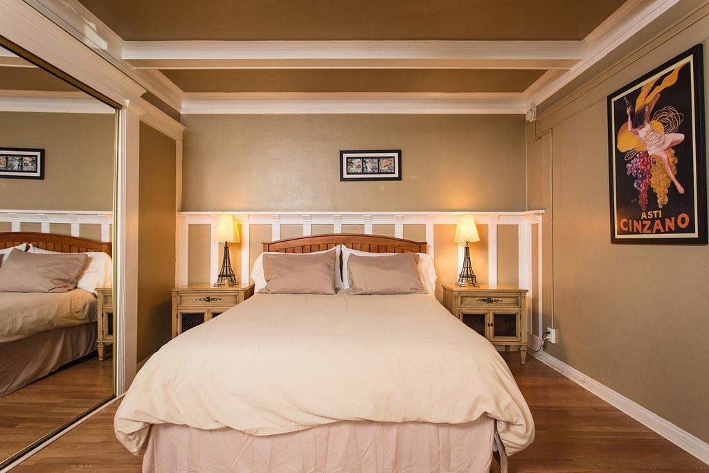 Hollywood Hills Suites Apartment